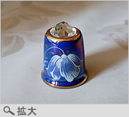 イギリス サザーランド社製 ブルー地に白い花絵 スワロフスキークリスタルトップ